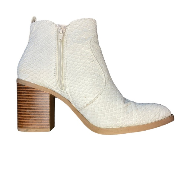 Altar'd State Brynn Ankle Bootie Off White Snake Skin Pointed Toe Women's Sz 9 - Picture 7 of 16